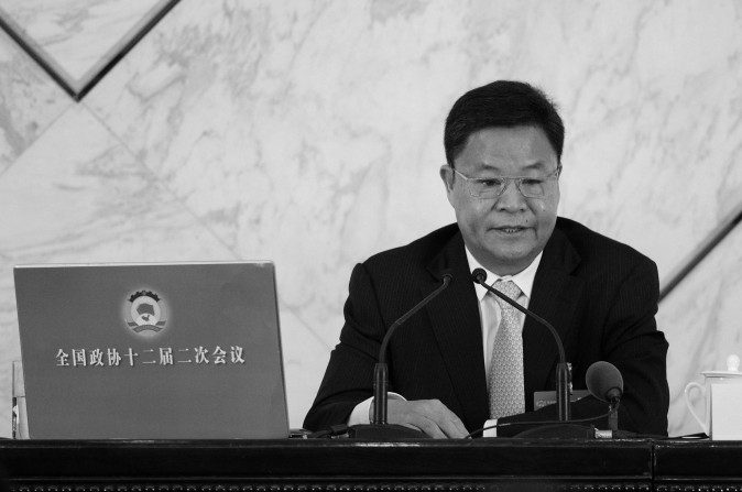 Lü Xinhua, um porta-voz oficial, numa conferência de imprensa no Grande Salão do Povo em Pequim, em 2 de março de 2014. Lü reconheceu que Zhou Yongkang, o ex-chefe da segurança chinesa, está enrascado (Wang Zhao/AFP/Getty Images)