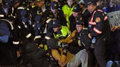 Polícia de Taiwan reprime violentamente estudantes que invadiram Parlamento