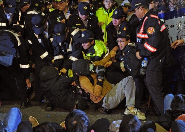 A polícia remove estudantes do Executivo Yuan em Taipei, capital de Taiwan, em 24 de março de 2014. O choque entre policias e estudantes deixou dezenas de estudantes feridos (Sam Yeh/AFP/Getty Images)