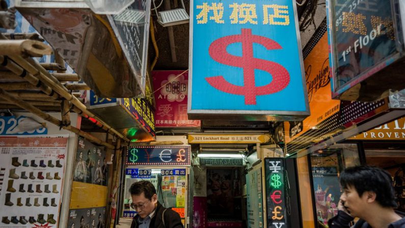 Um chinês (à esquerda) deixa uma casa de câmbio em Hong Kong (Philippe Lopez/AFP/Getty Images)