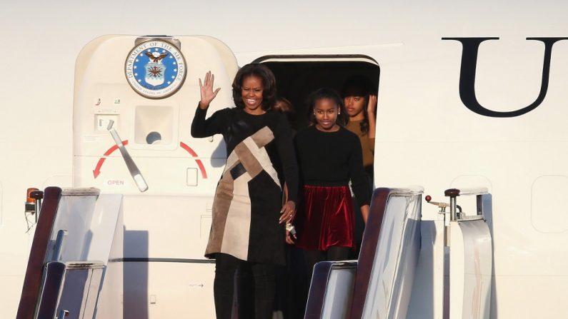 A primeira-dama Michelle Obama (à esquerda) com as filhas Sasha Obama (centro) e Malia Obama (à direita) chegam ao Aeroporto Internacional de Pequim, em 20 de março de 2014, na China. A turnê de seis dias focará na cultura e educação, nada de política (Feng Li/Getty Images)