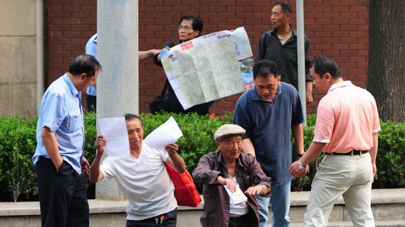 Peticionários idosos, que protestam por seguridade médica e contra a apropriação de terras, são detidos pela polícia de Pequim. Novas regulamentações que restringem peticionários não foram bem recebidas (Mark Ralston/AFP/Getty Images)