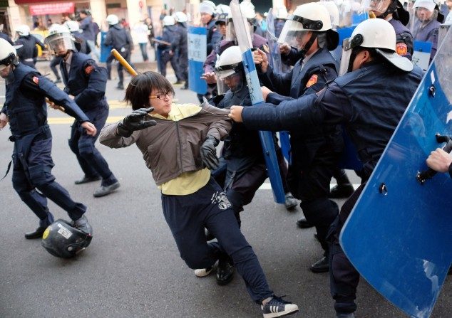 Manifestantes são repelidos pela polícia durante um protesto diante do Executivo Yuan, em Taipei, capital de Taiwan, em 24 de março. Eles protestam contra a recusa do presidente taiwanês Ma Ying-jeou de cancelar um acordo de comércio com a China (Sam Yeh/AFP/Getty Images)