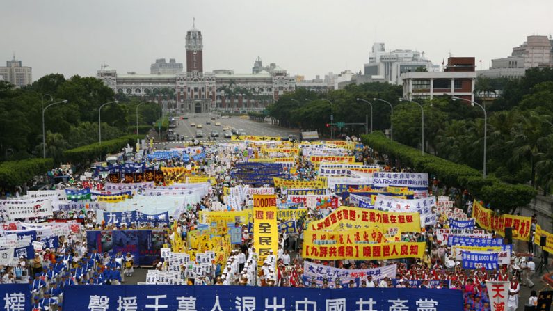 Milhares marcham em Taiwan para promover o movimento de "Renúncia ao Partido Comunista Chinês". Até hoje cerca de 159 milhões de chineses renunciaram ao Partido (Arquivo Epoch Times)