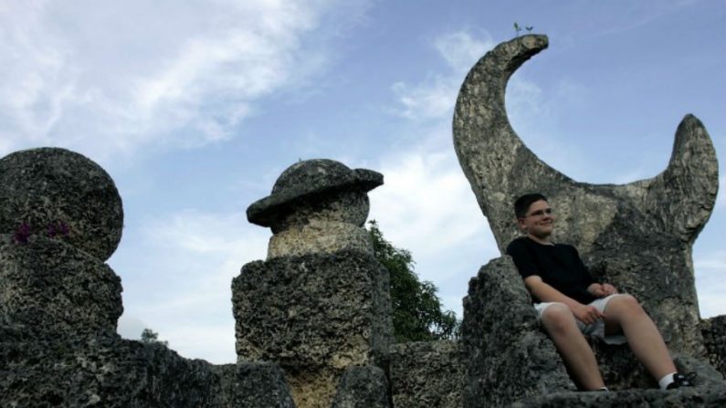 Josh McCord (14) sentado em uma cadeira feita de coral que Ed Leedskalnin esculpiu em seu Castelo de Coral em 1951. Ele entalhou e esculpiu em mais de 1,1 mil toneladas de rochas de coral como um testemunho de seu amor perdido, Agnes. Atualmente, engenheiros e cientistas ficam perplexos ao pensar como Ed realizou esta grande obra sozinho e sem a tecnologia moderna (Joe RaedleGetty Images)