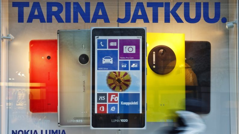 Um anúncio numa loja da fabricante de telecomunicações finlandesa Nokia diz "a história continua"; em Helsinki, Finlândia (Roni Rekomaa/AFP/Getty Images)