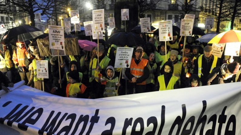 Em Bruxelas, centenas de crianças participaram da manifestação contra a lei que garante a eutanásia infantil — macabra lei que autoriza os médicos belgas a matar crianças doentes!