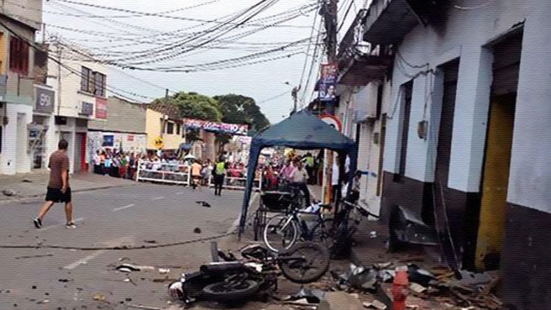 O recente atentado na cidade de Pradera, Valle, em 16 de janeiro deste ano, é uma mostra da fria e selvagem crueldade dos terroristas a quem o governo do camarada Santos indultará (Reprodução / Colombia.com)