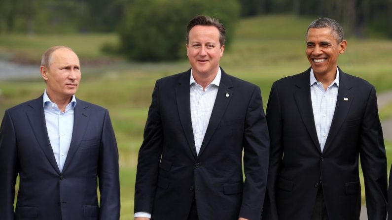 O presidente russo Valdimir Putin (à esquerda), o primeiro-ministro britânico David Cameron (centro) e o presidente americano Barack Obama, numa reunião do G8 em Enniskillen, Norte da Irlanda, em 18 de junho de 2013 (Matt Cardy/Getty Images)