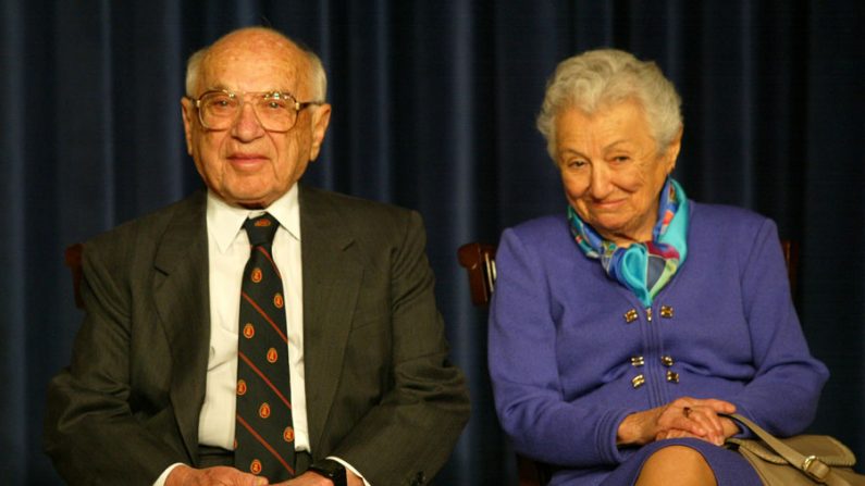 O economista Milton Friedman e sua esposa Rose, em Washington DC (Alex Wong/Getty Images)