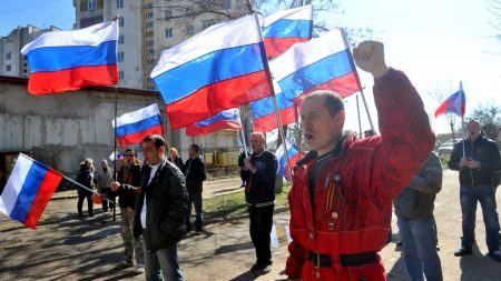 Partidários pró-Rússia e pró-Ucrânia marcham em Donetsk