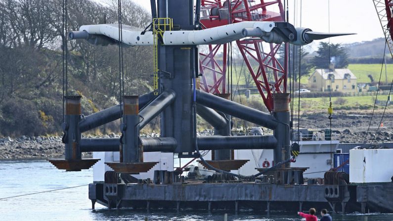 Uma barcaça reboca um moinho invertido de 37 metros chamado ‘SeaGen’ na entrada da Laguna Strangford, na Irlanda do Norte (Peter Muhl/AFP/Getty Images)