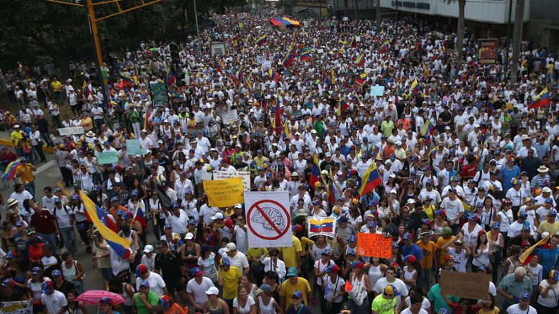 Milhares protestam contra o governo em Caracas, capital da Venezuela, em 2 de março de 2014. A Venezuela tem a maior inflação do mundo e opositores do governo têm se manifestado por três semanas, paralisando os negócios que restam no país (John Moore/Getty Images)