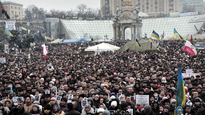 Ucranianos se manifestam contra a intervenção da Rússia na Ucrânia (Louisa Gouliamakai/AFP/Getty Images)