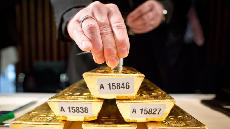 Um funcionário do Banco Federal alemão verifica o núcleo de barras de ouro em Frankfurt, Alemanha (Frank Rumpenhorst/AFP/Getty Images)