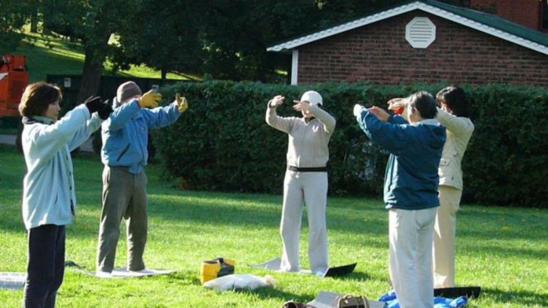 Uma maneira de se comunicar com o corpo é se engajar em exercícios de qigong. Eles também podem melhorar a vida espiritual (Louise McCoy / The Epoch Times)