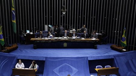 Projeto que proíbe celulares em sala de aula é aprovado pela CCJ da Câmara