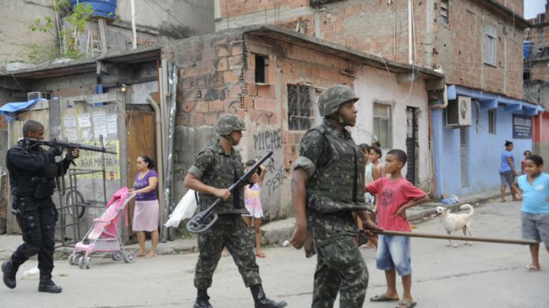 Exército busca armas no Complexo da Maré (Tomaz Silva/ABr)