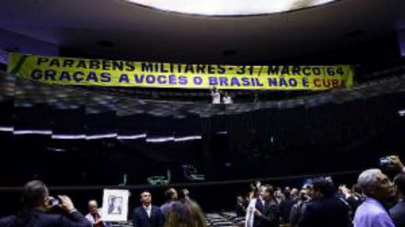 Durante discurso de Luiza Erundina, um grupo exibiu uma faixa parabenizando os militares pelo golpe (Foto: Antonio Augusto/Câmara dos Deputados/Reprodução)