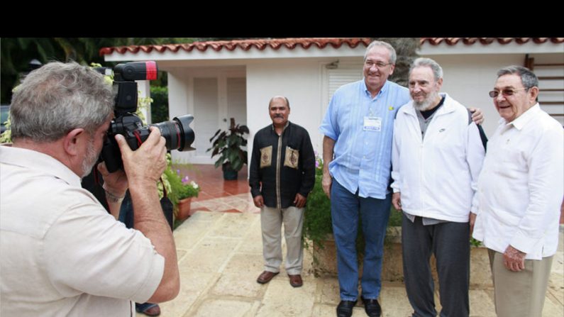 Visita do então presidente Lula e ministro da Secom e ex-guerrilheiro Franklin Martins aos irmãos Castro em 24 de fevereiro de 2010, Havana. Na ocasião, mais de 50 presos políticos pediram socorro a Lula (Ricardo Stuckert/AFP/Getty Images)