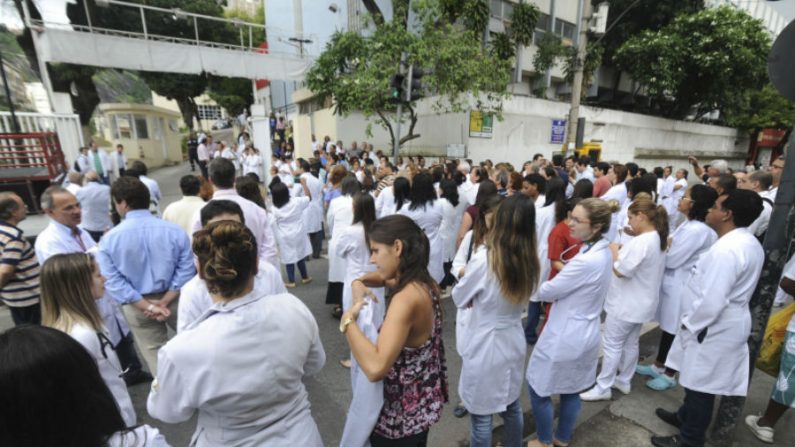 Médicos e enfermeiros do Hospital Federal do Andaraí, no Rio de Janeiro, participam de ato público em defesa de melhores condições de trabalho e de atendimento digno à população (Tomaz Silva/ABr)