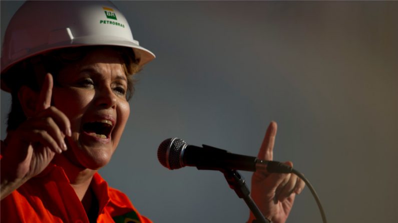 Dilma Rousseff discursa durante uma reunião com os trabalhadores da Petrobras no Rio de Janeiro, em 11 de setembro de 2013 (Vanderlei Anderlei Almeida/AFP/Getty Images)