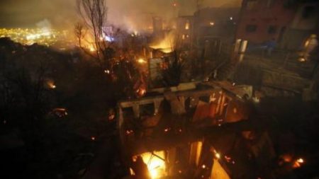 Incêndio no Chile provoca 11 mortes e a retirada de 10 mil moradores