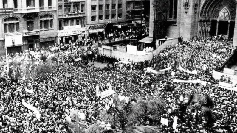 Marcha da família contra o comunismo em frente a catedral da Sé em São Paulo, 31 de março de 1964 (Reprodução)