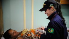 Navio da Marinha fornece atendimento médico a ribeirinhos no Amazonas