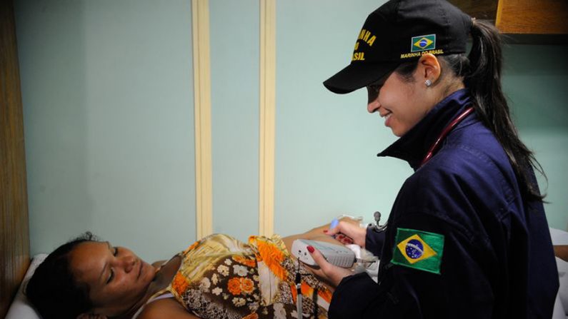 Navio de Assistência Hospitalar Carlos Chagas, percorre o Rio Negro realizando atendimentos médicos e odontológicos em comunidades ribeirinhas da Amazônia (Tomaz Silva / Agência Brasil)