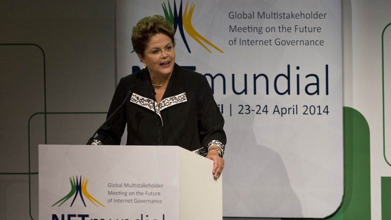 Presidente Dilma Rousseff discursa durante a cerimônia do "NETmundial Global Meeting Multilateral sobre o Futuro da Governança da Internet", em 23 de abril de 2014 em São Paulo (Nelson Almeida / AFP / Getty Images)