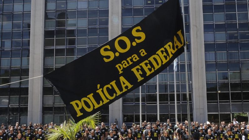 Servidores da Polícia Federal exibem faixa durante protesto realizado na Praça dos Três Poderes, em Brasília (Divulgação / PF)