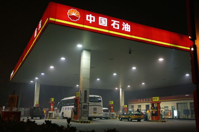 Um posto de gasolina da empresa PetroChina, em Pequim (Frederic J. Brown/AFP/Getty Images)