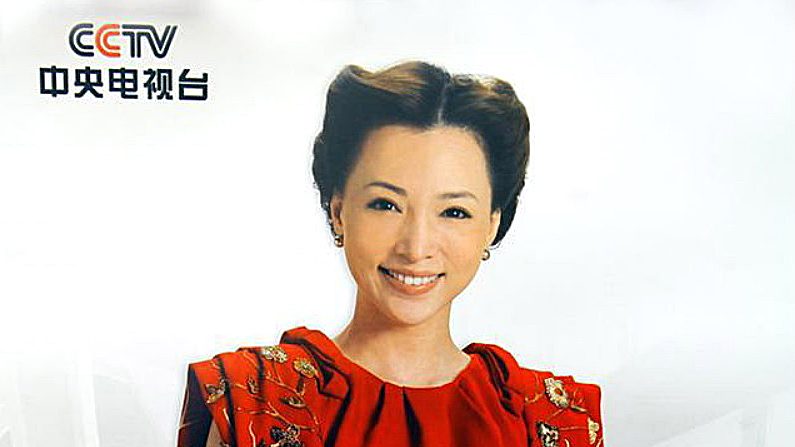 Dong Qing, uma conhecida personalidade da emissora estatal China Central de Televisão, num pôster da CCTV. Ela foi aos Estados Unidos para dar a luz este ano (CCTV)