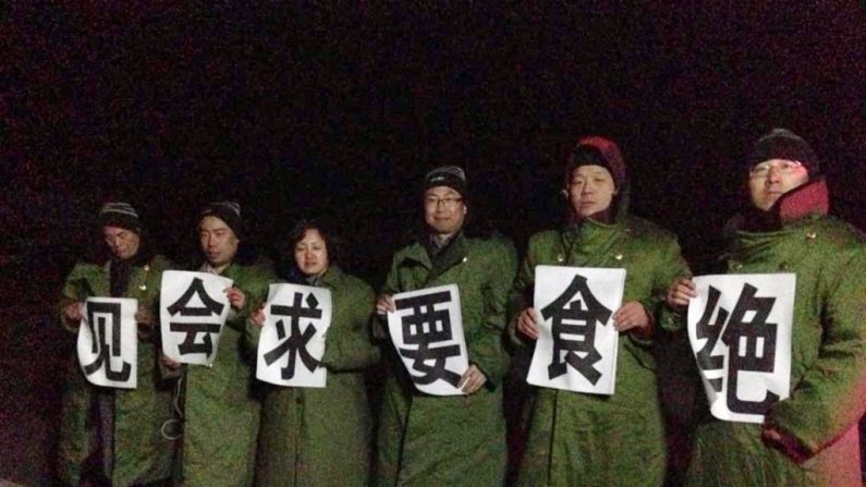 Advogados fazem greve de fome diante do Centro Jiansanjiang de Lavagem Cerebral na província de Heilongjiang buscando a liberação de seus clientes, praticantes do Falun Gong que foram presos ilegalmente por suas crenças (Epoch Times)