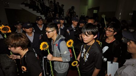 Estudantes de Taiwan desocupam o Parlamento, mas prometem continuar