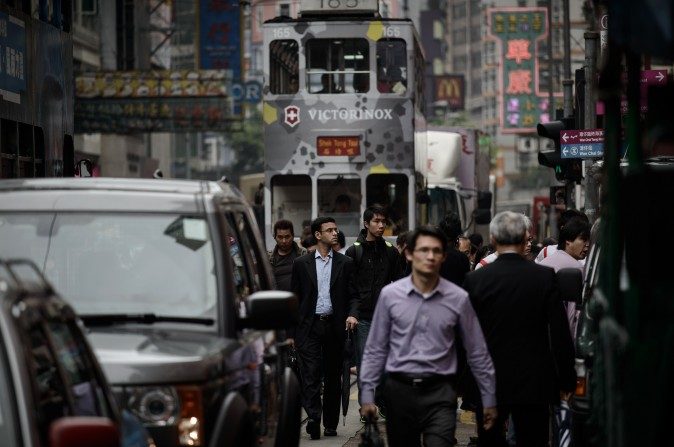 Uma rua em Hong Kong. A China tem silenciosamente corroído a liberdade e democracia prometidas a Hong Kong; a comunidade internacional abençoou o acordo, mas será que reagirão ao desrespeito da China? (Philippe Lopez/AFP/Getty Images)