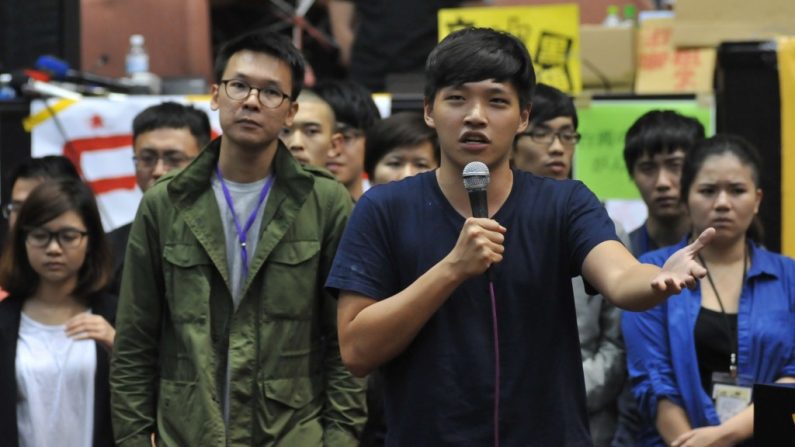 Em 7 de abril, Chen Wei-ting (à direita), o líder do protesto estudantil, fala num protesto no Legislativo Yuan em Taipei contra um controverso acordo de comércio com a China. Os manifestantes disseram que sairiam em 10 de abril (Mandy Cheng/AFP/Getty Images)