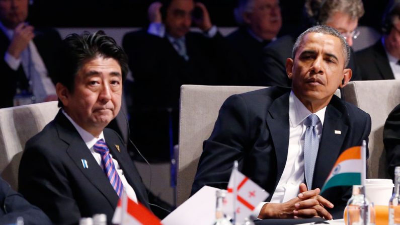 O primeiro-ministro japonês Shinzo Abe (à esquerda) e o presidente americano Barack Obama (à direita) assistem à sessão de abertura na Cúpula sobre Segurança Nuclear de 2014, em 24 de março, em Haia, Holanda (Yves Herman/Getty Images)