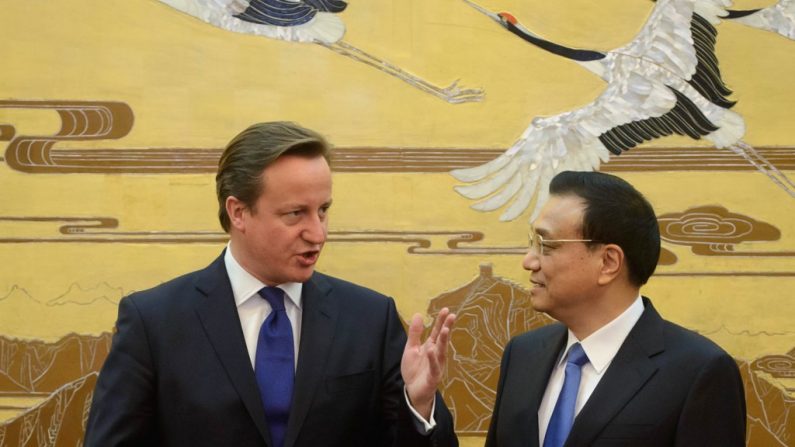 O primeiro-ministro britânico David Cameron (à esquerda) e o premiê chinês Li Keqiang (à direita) participam de uma cerimônia de assinatura no Grande Salão do Povo em Pequim, China, em 2 de dezembro de 2013. Cameron, nessa visita, concluiria com um diálogo sobre direitos humanos com a China, mas esta cancelou unilateralmente (Ed Jones/Getty Images)