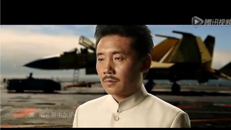 O cantor tibetano Rongzhongerjia, num porta-aviões chinês, canta sobre o ‘Sonho da China’ num novo vídeo de propaganda militar publicado recentemente (QQ.com)