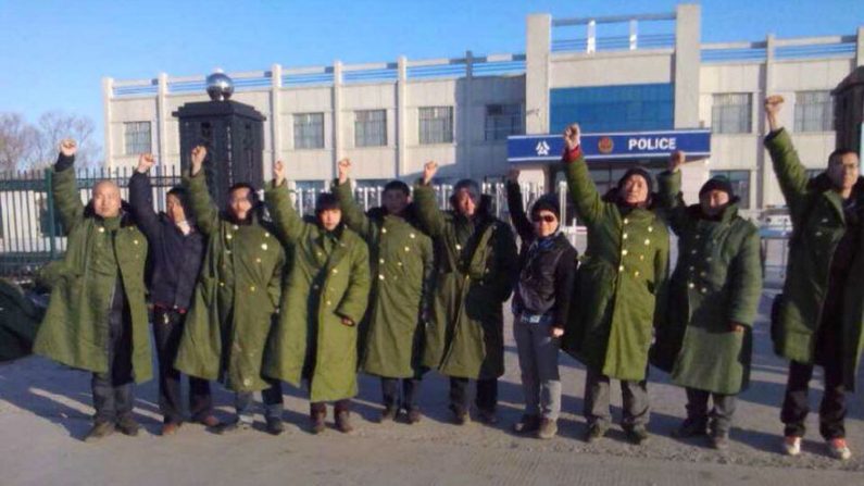 Dez advogados e cidadãos protestaram diante da Delegacia de Polícia de Jiansanjiang, na província de Heilongjiang, em 27 de março, apelando pela libertação de advogados que foram detidos por protestarem contra a detenção de cidadãos numa prisão negra. Ativistas chineses disseram que a instalação foi fechada em 28 de abril de 2014 (NTDTV)