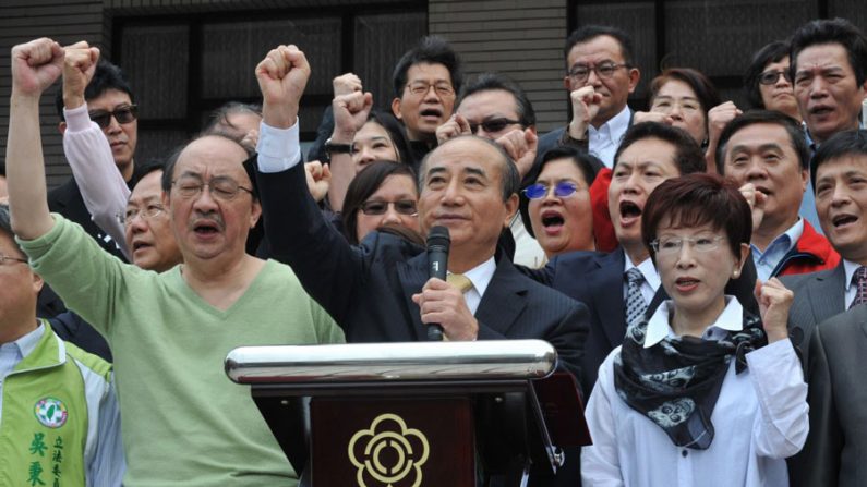 Wang Jin-pyng (frente, centro), presidente do Parlamento de Taiwan, e legisladores do Kuomintang (KMT), o partido no poder, gritam palavras de ordem diante do Parlamento em Taipei em 6 de abril de 2014. Wang anunciou não que prosseguirá com a acordo de comércio China-Taiwan antes que um projeto de lei de fiscalização seja aprovado (Mandy Cheng/AFP/Getty Images)