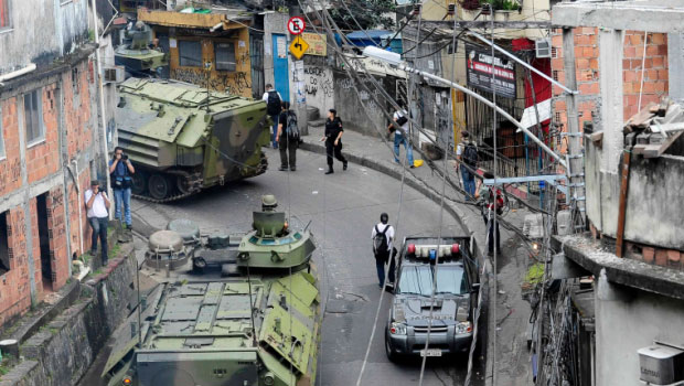 A favela da Rocinha ocupada por forças militares (Imagem da internet)