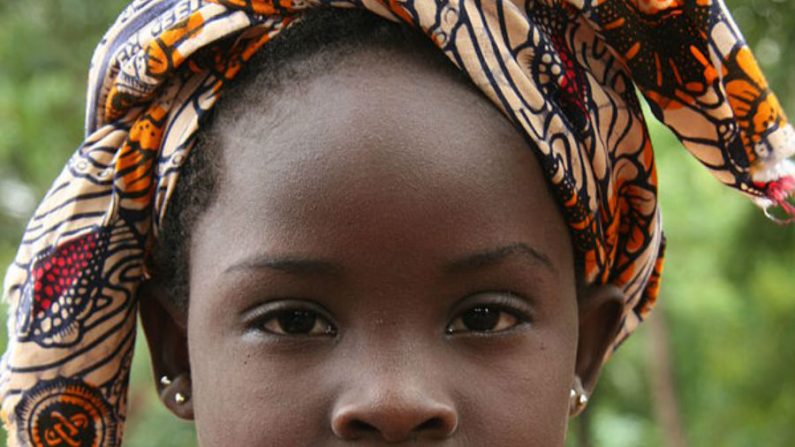 Uma menina bozo em Bamako, Mali, na África ocidental (Ferdinand Reus/Wikimedia Commons)