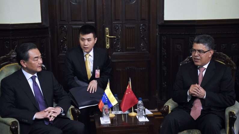 Ministro das Relações Exteriores da China, Wang Yi (L), e seu colega venezuelano, Elias Jaua (R), em reunião no Ministério das Relações Exteriores, em Caracas, na Venezuela (Juan Barreto / AFP / Getty Images)