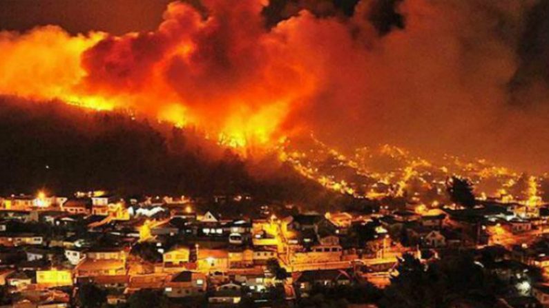  Incêndio em Valparaiso, no Chile, entre 12 e 14 de abril, destruiu mais de 2.100 casas (Corpo de Bombeiros/@BombaAustria)