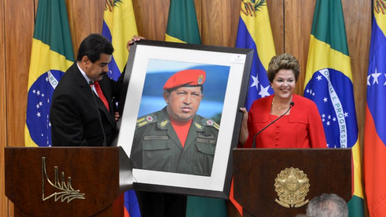 A presidenta Dilma Rousseff recebe do presidente da Venezuela, Nicolás Maduro, um quadro do ex-presidente Hugo Chávez (Valter Campanato/ABr)