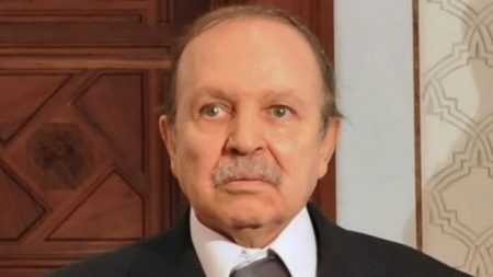 Argélia: Bouteflika presta juramento após vencer eleição presidencial