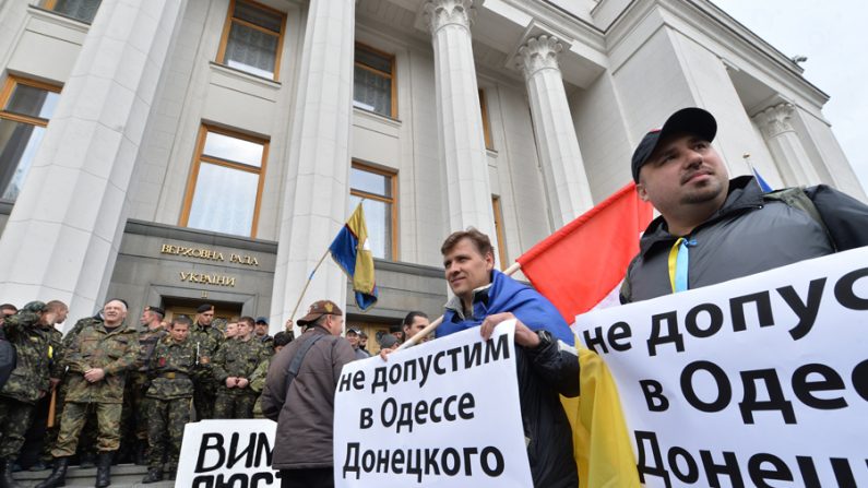 Ucranianos seguraram cartazes que dizem "Não permitam que o cenário de Donetsk ocorra em Odessa", durante manifestação em frente ao Parlamento ucraniano, onde exigem ações das autoridades contra o separatismo russo na parte oriental do país. Kiev em 15 de abril de 2014 (Sergei Supinsky/AFP/Getty Images)